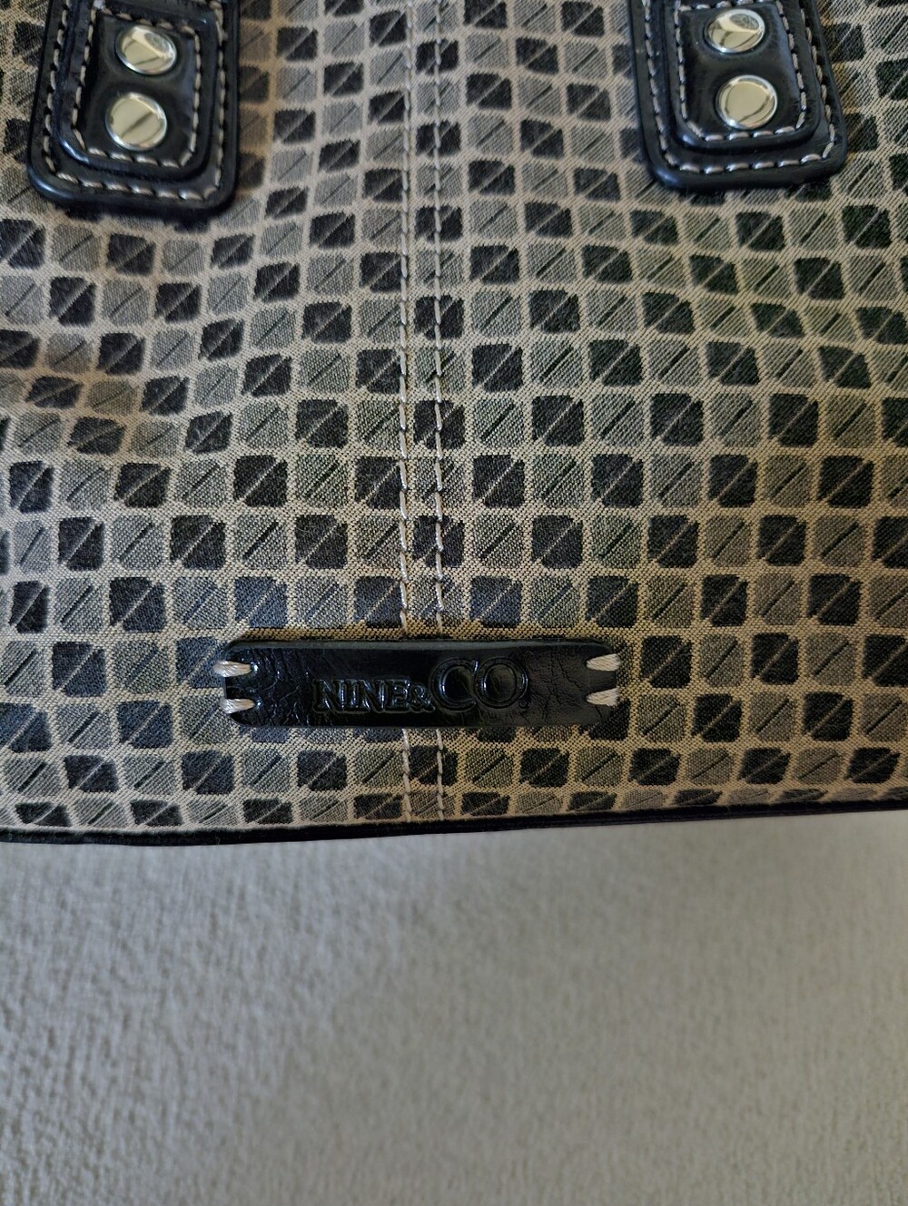 Liz Claiborne Structured Beige and Black Small Bag - Picture 4 of 8